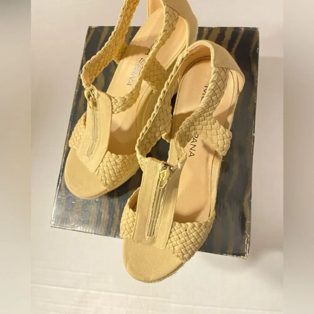 🛍️Moda Spana Beige wedge sandal with zipper size : 9M💥